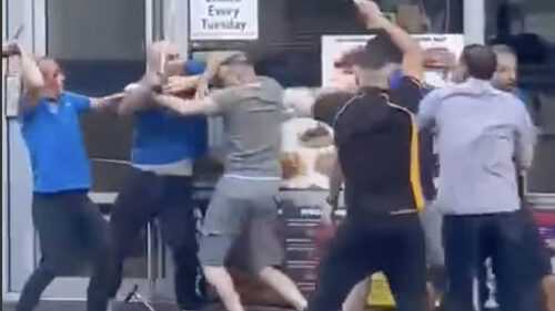 Ουαλία: Μαγαζάτορες κεμπάπ έπαιξαν ξύλο με τις σούβλες