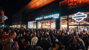 Η HARLEY-DAVIDSON ΓΙΟΡΤΑΣΕ ΤΑ ΕΓΚΑΙΝΙΑ ΤΟΥ ΝΕΟΥ ΤΗΣ ΚΑΤΑΣΤΗΜΑΤΟΣ ΜΕ ΕΝΑ ΕΝΤΥΠΩΣΙΑΚΟ OPENING EVENT!