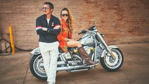 Brad Pitt x Harley-Davidson: Όταν το κασμίρ συναντά το αμερικανικό σίδερο
