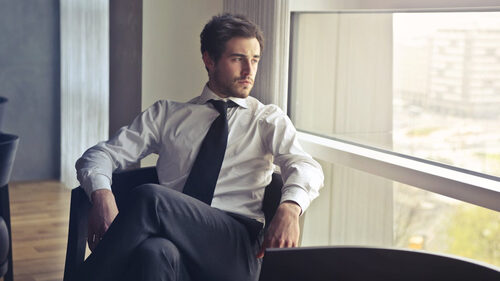 Δεν κλαίει, δεν μιλάει, δεν δείχνει αδυναμία: 7 ψέματα που μαθαίνουμε για τους άντρες