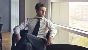 Δεν κλαίει, δεν μιλάει, δεν δείχνει αδυναμία: 7 ψέματα που μαθαίνουμε για τους άντρες