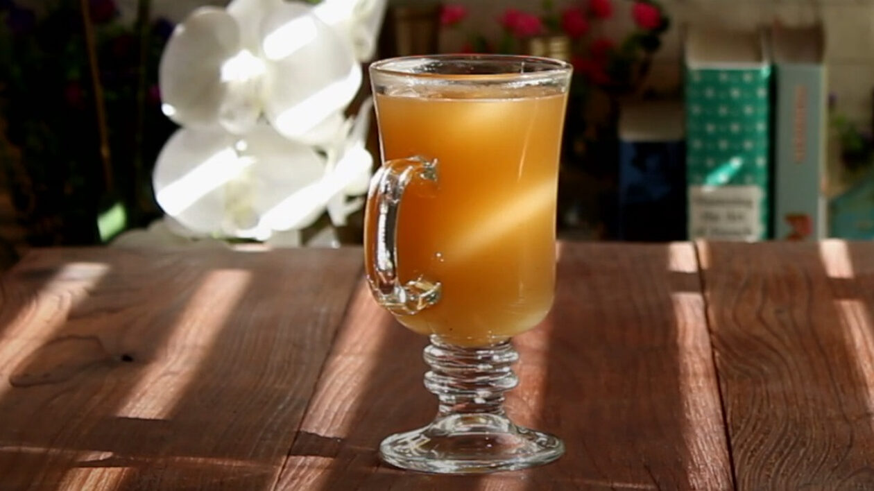 Hot Buttered Rum: Το ζεστό, αρωματικό κοκτέιλ του χειμώνα