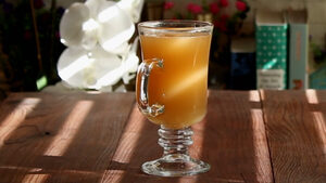 Hot Buttered Rum: Το ζεστό, αρωματικό κοκτέιλ του χειμώνα