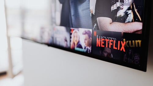 Το Netflix επιστρέφει με την αγαπημένη κωμική σειρά 38 ετών με σημαντικές αλλαγές