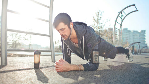 Οι πέντε καλύτερες ασκήσεις για να αυξήσεις τη μυϊκή μάζα στο σπίτι