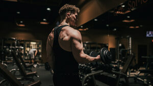 Δύο αλτήρες, ένας πάγκος και 4 ασκήσεις για δύναμη σε όλο σου το σώμα