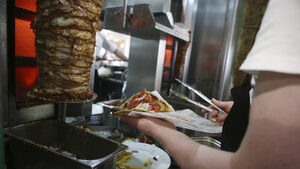 Με το σουβλάκι να αγγίζει τα 5 ευρώ τίποτα δεν πρόκειται να πάει καλά