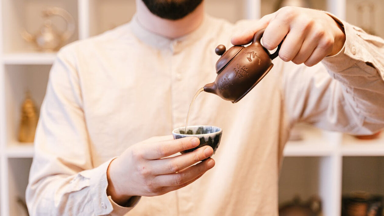 Πράσινο vs Λευκό Τσάι: Ποιο είναι πραγματικά καλύτερο για έναν άντρα που προσέχει το σώμα του;