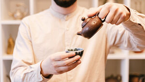 Πράσινο vs Λευκό Τσάι: Ποιο είναι πραγματικά καλύτερο για έναν άντρα που προσέχει το σώμα του;