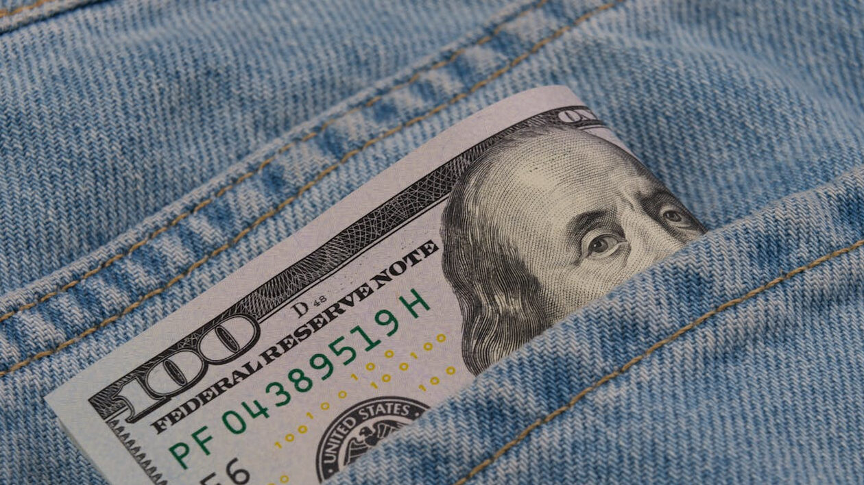 Πού «γεννήθηκε» το δολάριο; Η απρόσμενη ιστορία πίσω από το πιο διάσημο νόμισμα στον κόσμο