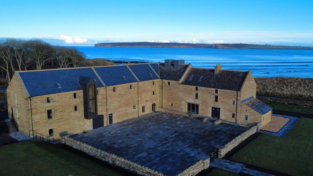 Πώς ένας παλιός μύλος του 1818 στη Σκοτία μεταμορφώθηκε σε ένα υπέροχο αποστακτήριο