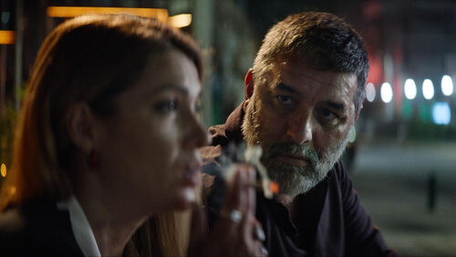 «Σπασμένη Φλέβα»: Η νεοελληνική αυταπάτη στο πρόσωπο του Βασίλη Μπισμπίκη