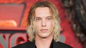 Jamie Campbell Bower: Ο σκοτεινός πρίγκιπας του σύγχρονου ανδρικού στυλ