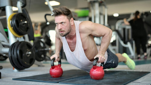 4 ασκήσεις που πρέπει να κάνουν οι άντρες άνω των 55 για να διατηρήσουν την δύναμή τους