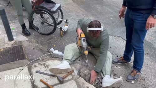 Στο νέο επεισόδιο ντροπής, ΑμεΑ φτιάχνει μόνος του τη ράμπα στη Θεσσαλονίκη