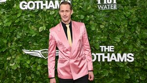 Ο Alexander Skarsgard είναι ο kinky βασιλιάς του ειρωνικού ντυσίματος