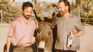 Το mezcal των Bryan Cranston και Aaron Paul έχει εκτοξευθεί στην κορυφή