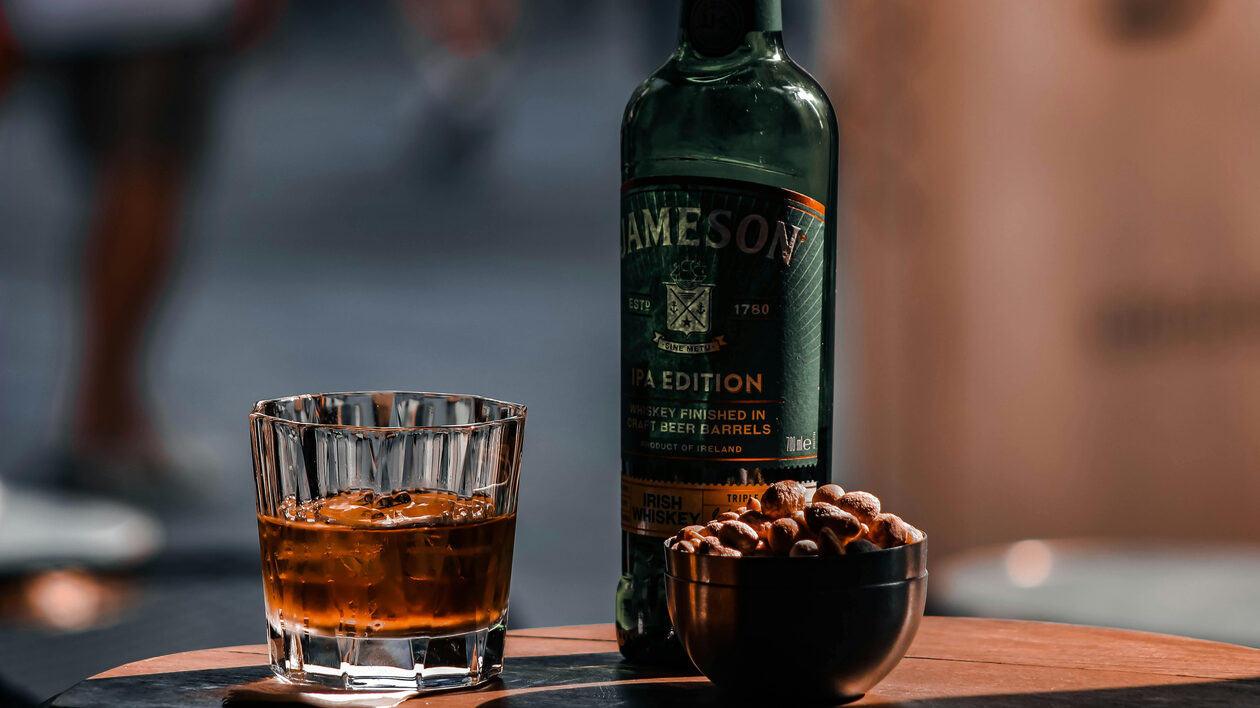 Παρότι η νέα γενιά δεν πίνει, το ιρλανδικό whiskey ολοένα και ανεβαίνει