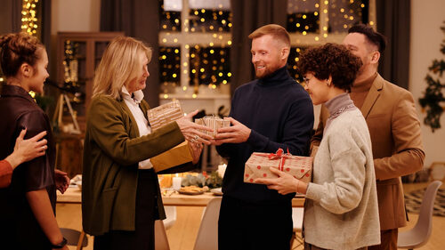 Πώς να ντυθείς την παραμονή της Πρωτοχρονιάς 2026 και να εντυπωσιάσεις χωρίς προσπάθεια