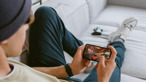 Μήπως κοιτώντας όλη μέρα τις οθόνες κάνουμε τον εγκέφαλο μας πιο αδύναμο;