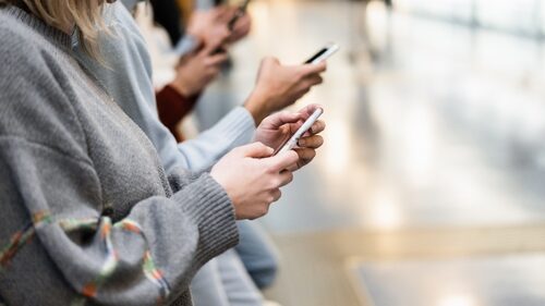 Κανείς δεν αντέχει άλλο “περιεχόμενο”. Κι όμως, κανείς δεν σταματά!