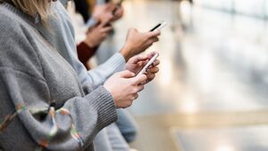 Κανείς δεν αντέχει άλλο “περιεχόμενο”. Κι όμως, κανείς δεν σταματά!