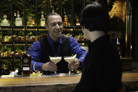 Ο φετινός Βάλε-Ντίνος είναι ο barman που έχει ακούσει κάθε μας «διαβάστηκε»
